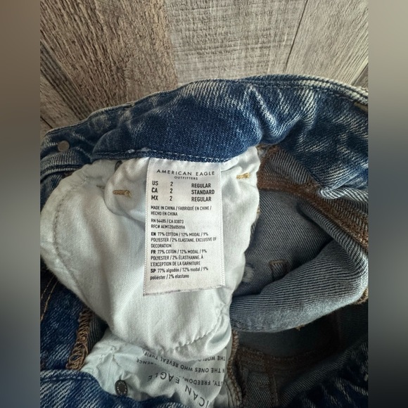 American Eagle Straight Curvy High Rise Mom Jeans - Picture 5 of 7